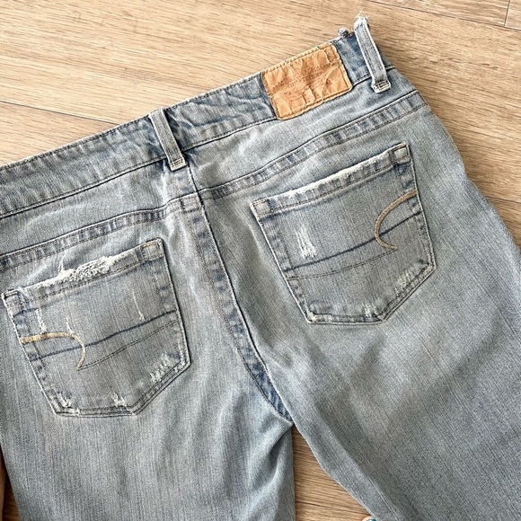 American Eagle Vintage Light Wash Denim Distressed Capri Bermuda Knee Shorts 6 - Picture 5 of 8